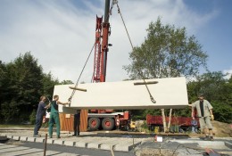 <p><strong>Mustergarten im Grugapark in Essen</strong><br />Anlieferung des Wasserbeckens</p>
